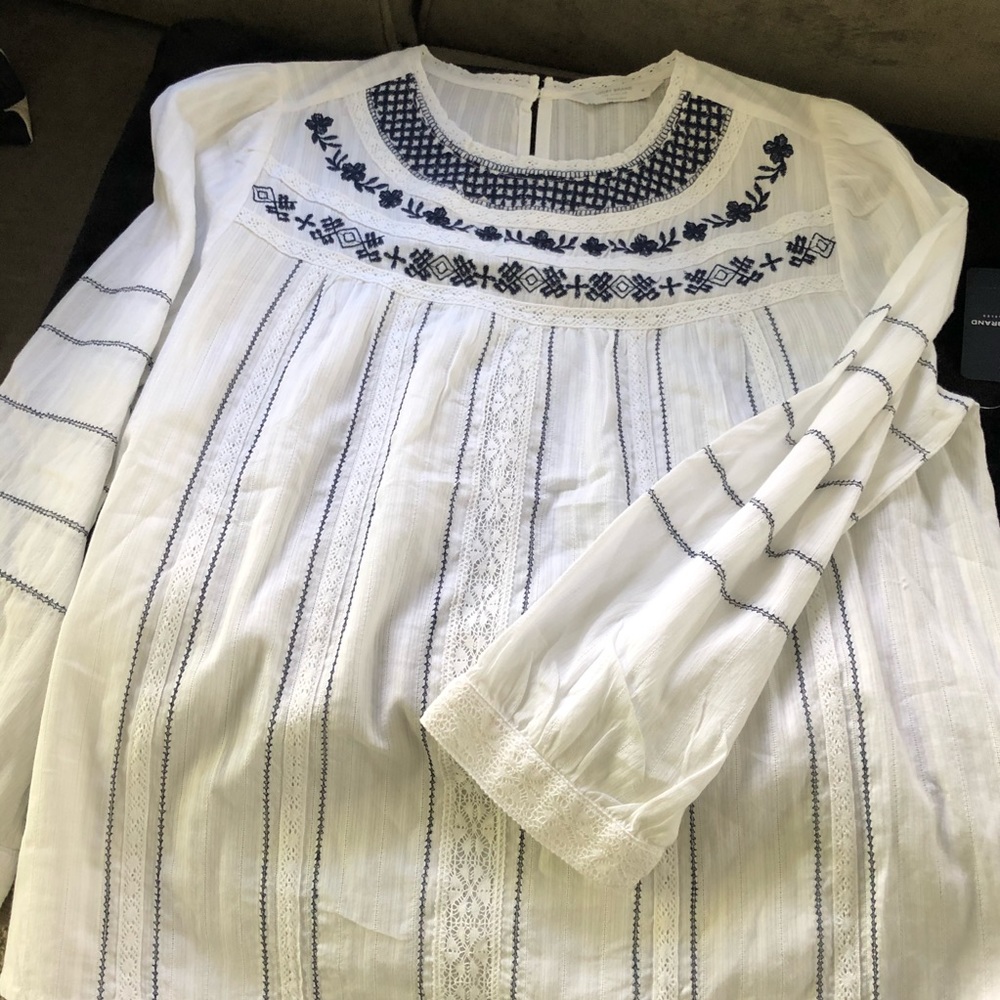 NWT Beautiful white and navy embroidered blouse
